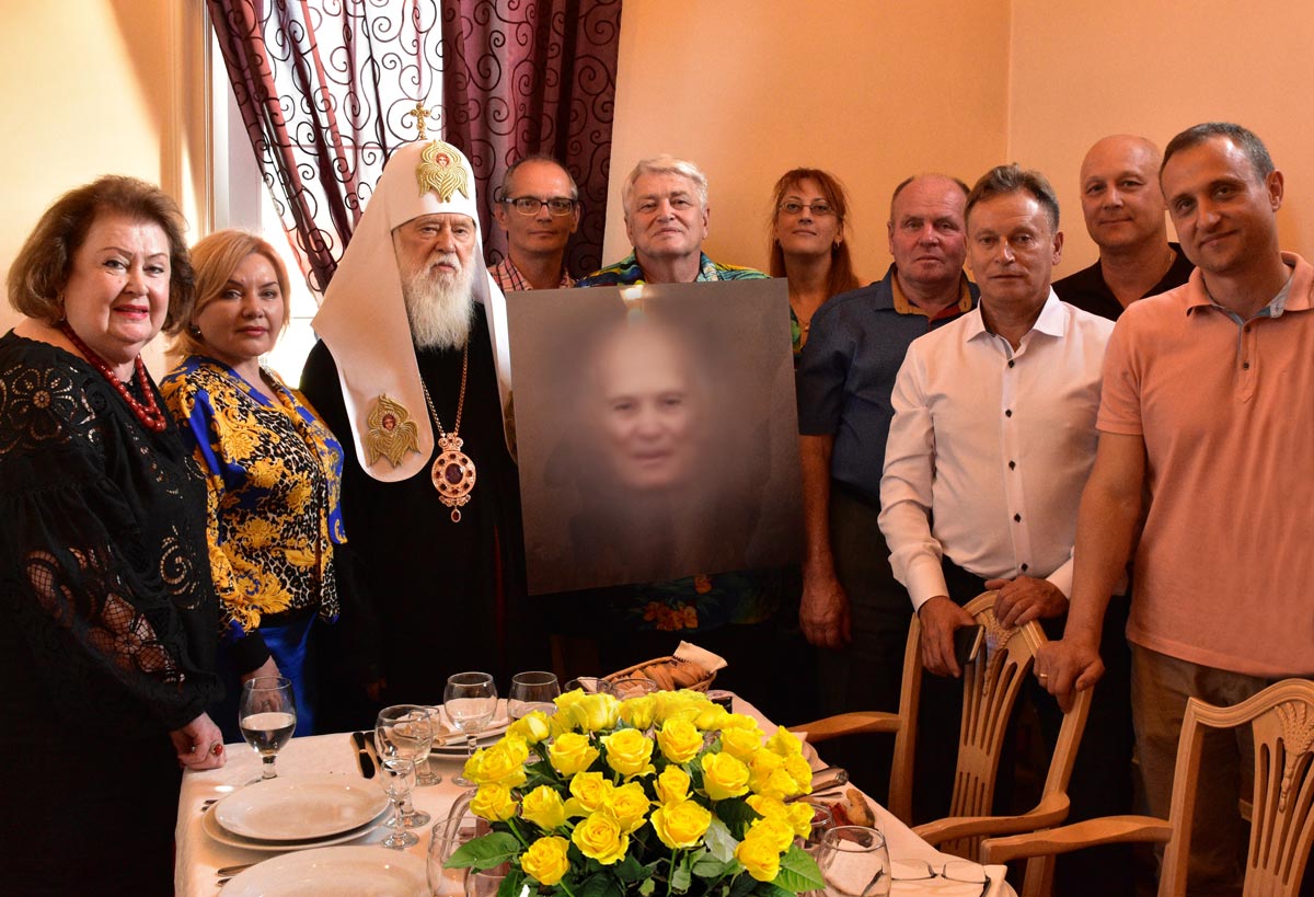 MELNIKOFF Digest ™ Members of the «Soul of Ukraine» International Charitable Foundation at a party in honor of the 100th anniversary of Boris Paton demonstrate the portrait «Genius», which was created by Artificial Intelligence. Brovary City, 2019.