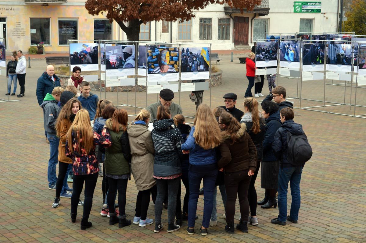 Искусство Сергея Мельникофф, aka MFF. Учащиеся школ города Бауска на выставке «Люди Майдана».