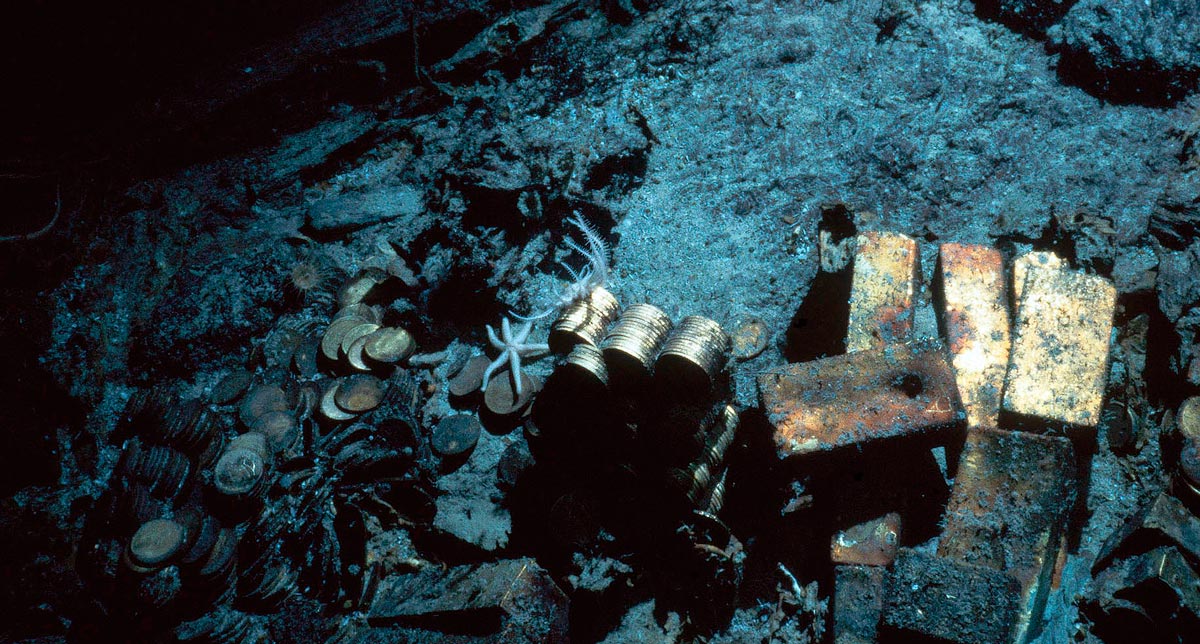 Слитки золота и золотые монеты на дне океана на большой глубине. Так выглядел на мониторе поисковой камеры один из самых крупных кладов, поднятых со дна в XX веке.  Сокровища колесного парохода «Центральная Америка», затонувшего в 1857 году и найденные на глубине 2200 метров в 1988 году. Стоимость клада превысила один миллиард долларов.