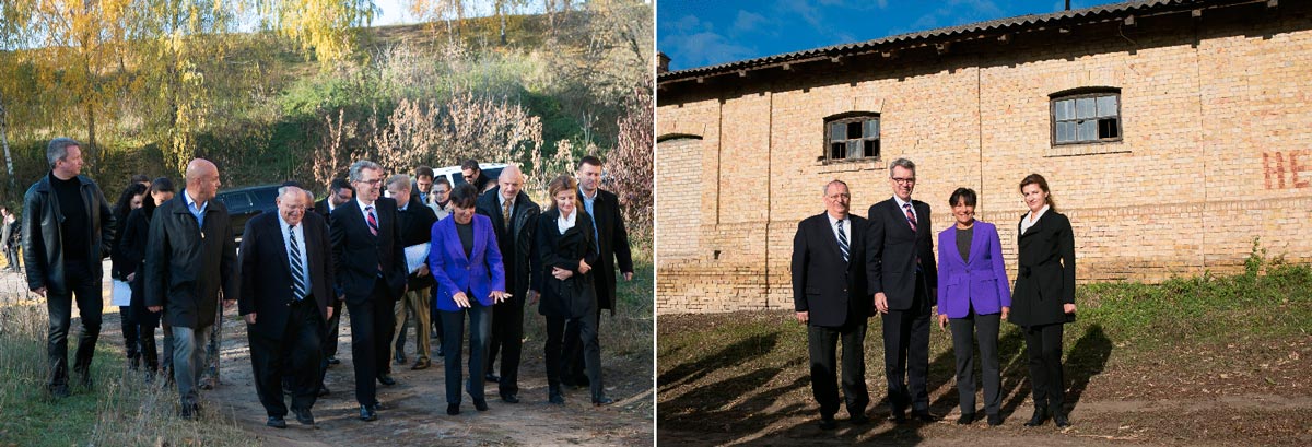Пенни Прицкер во время визита в село Великие Прицки в 2015 году. Характерным жестом г-жа Прицкер показывает сопровождающим родную землю. Снимки предоставлены Посольством США в Украине.