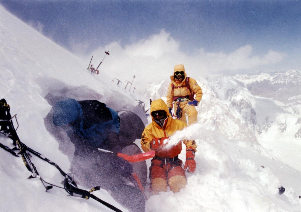 MELNIKOFF Дайджест. Восходители роют снежную пещеру на высоте 7300 метров. Гора К2. Пакистан, 1992 год.
