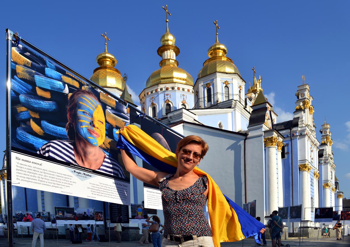 Выставка «Люди Майдана» на подворье Михайловского Златоверхого монастыря в центре Киева. 2014 год.