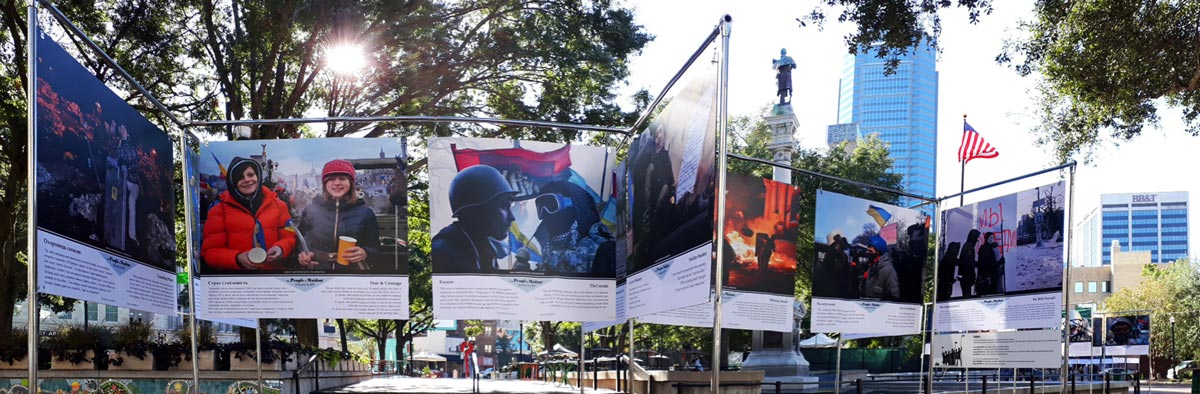 Гигантская персональная выставка Сергея Мельникофф, aka MFF, «Люди Майдана» в Hemming Park перед мэрией Джексонвилла, самого большого города штата Флорида. США, 2017 год.