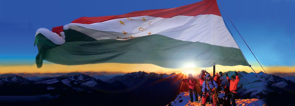 Такие кадры должно получать национальное телевидение во время восхождения таджикской команды, несущей на пик Озоди гигантский флаг своей страны.