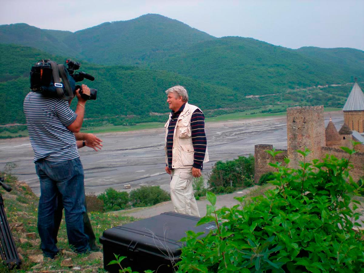 MELNIKOFF Дайджест. Сергей Мельникофф, aka MFF, в Грузии выбирает точку съемки для своей легендарной камеры Fuji.