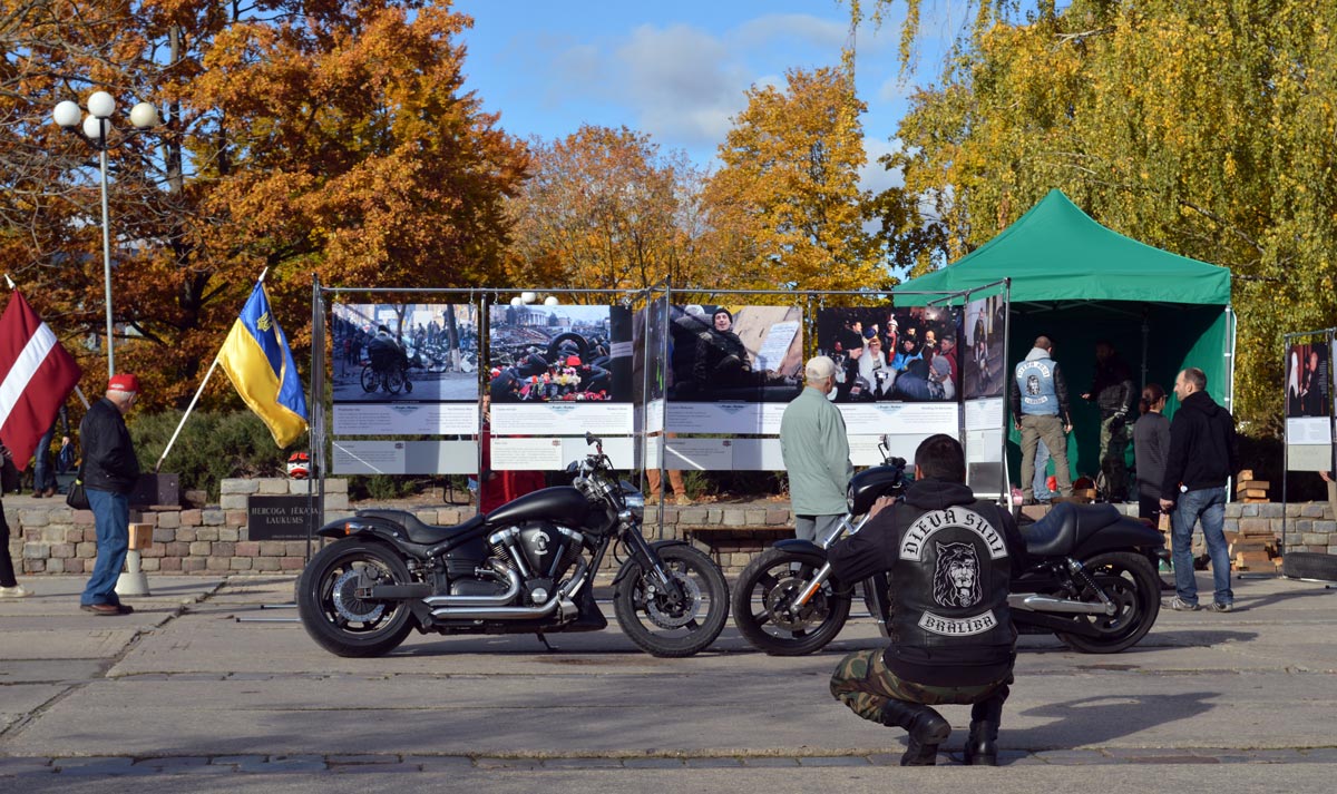 Выставку «Люди Майдана» в Елгаве охраняли члены клуба литовских байкеров.