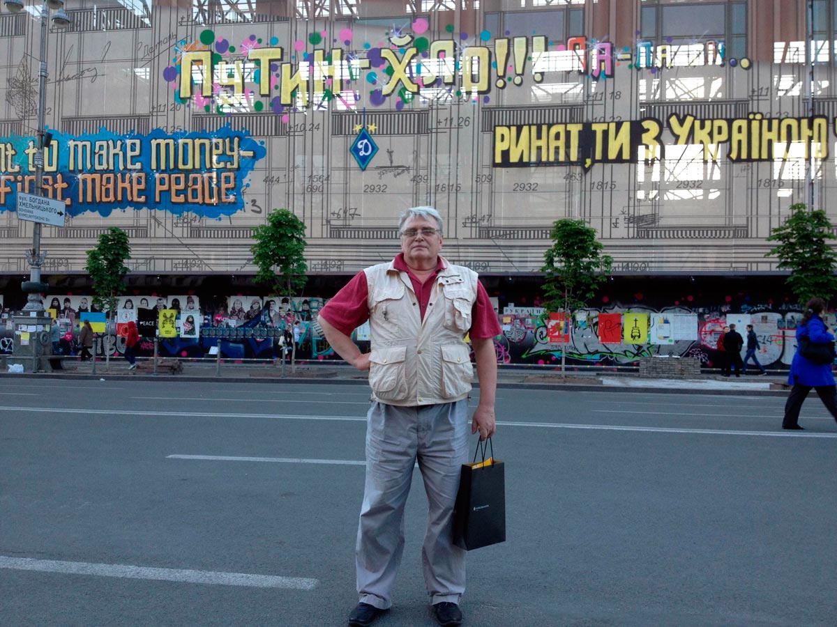 Сергей Мельникофф, aka MFF, на фоне самой большой в Украине арт-инсталляции на киевском Крещатике. 2014 год.