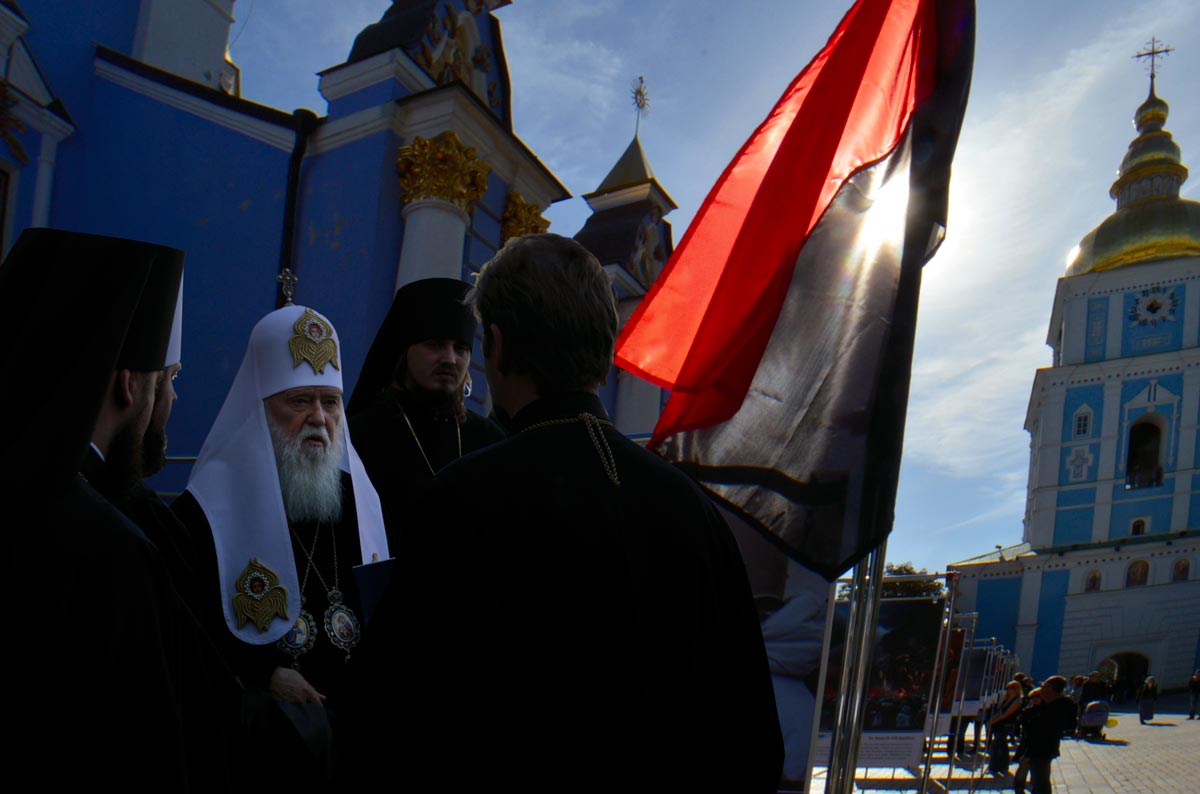 Патриарх Филарет на выставке «Люди Майдана» в 2014 году. Выставка проходила на подворье Михайловского Золотоверхого Собора в Киеве.