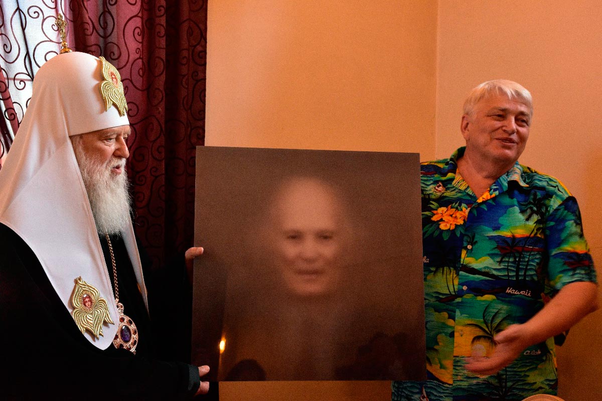 Патриарх Филарет и Сергей Мельникофф демонстрируют первую в мире фотографию реального человека, созданную Искусственным Интеллектом.