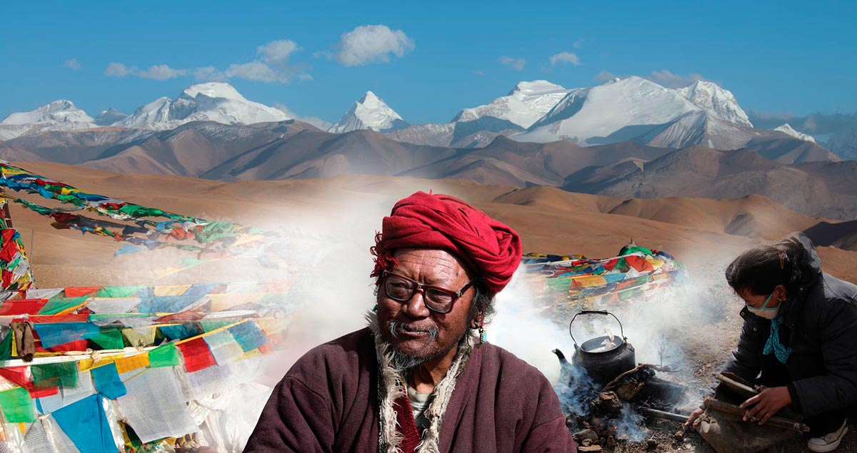 MELNIKOFF Дайджест. Сергей Мельникофф, aka MFF. Паломники в Великих Гималаях. Перевал на старой дороге из Непала в Тибет на высоте 5 тысяч метров является священным местом для всех паломников. Отсюда видны пять восьмитысячников планеты, включая гору Эверест — вторая вершина в левой части снимка. Фото сделано Сергеем Мельникофф, aka MFF, в 2010 году.