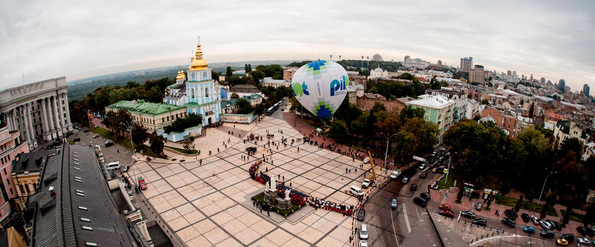 Искусство Сергея Мельникофф, aka MFF. Фотосессия самой большой фотографии в Европе под названием «Душа Украины». Киев, 2013 год.