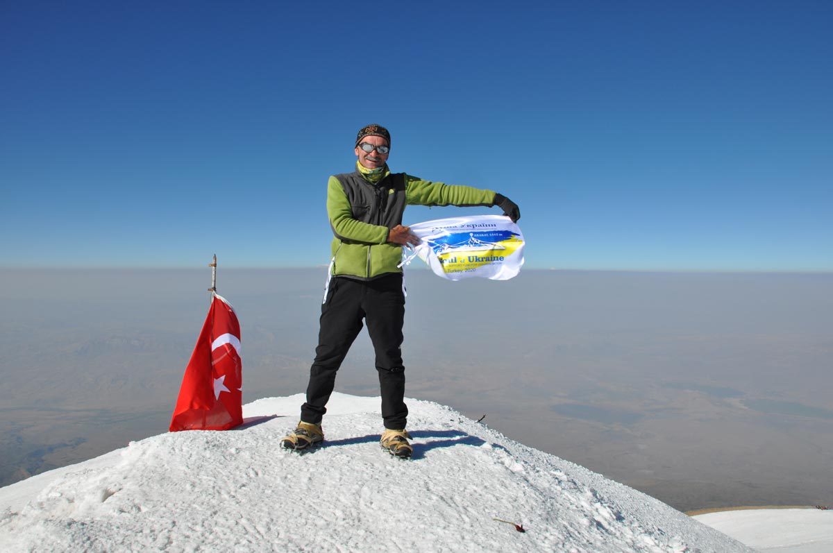 MELNIKOFF Дайджест. Геннадий Копейка на вершине горы Арарат с баннером Международного благотворительного фонда «Душа Украины». Турция, 2019 год.
