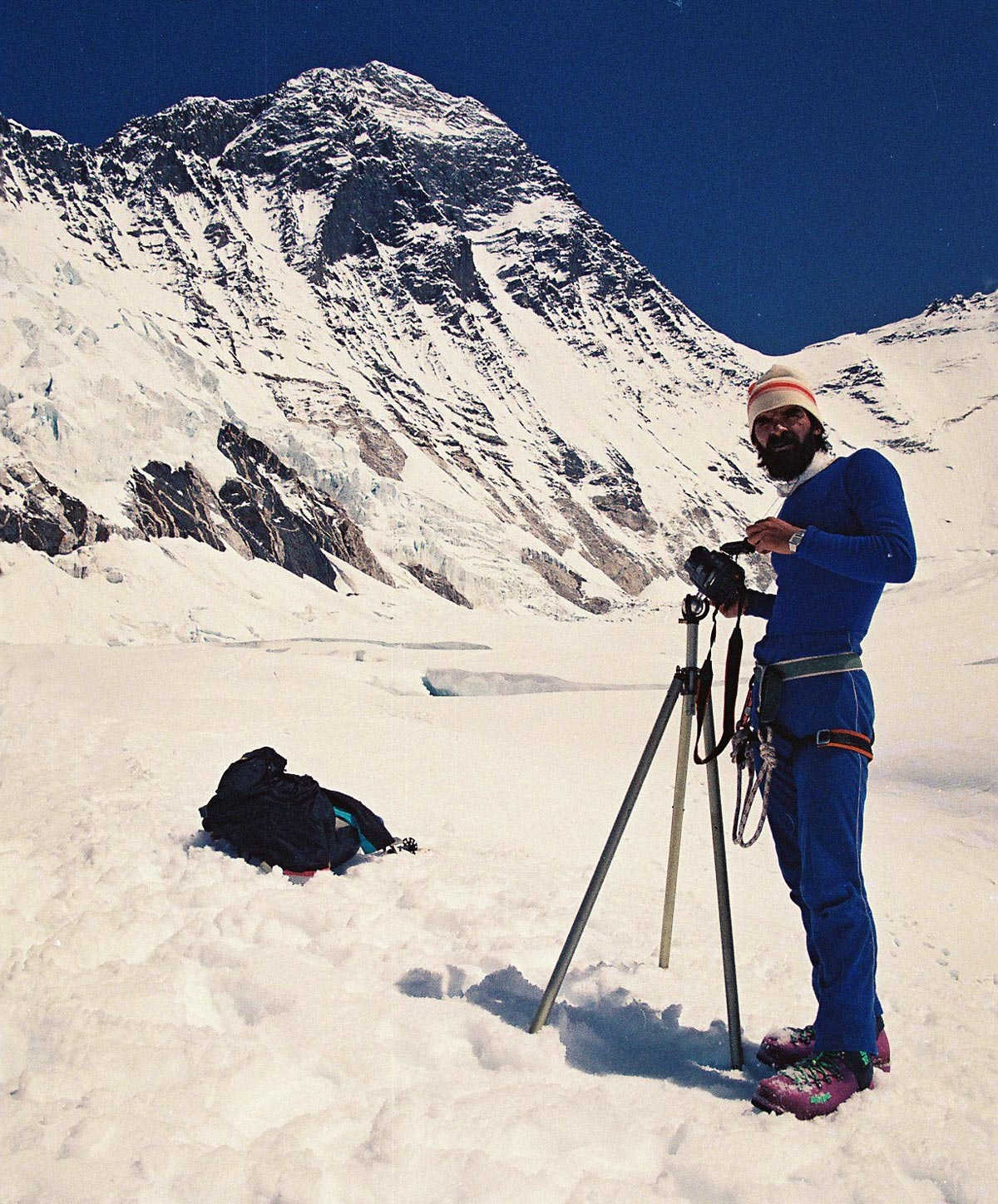 MELNIKOFF Дайджест. Геннадий Копейка на высотном плато Эвереста ведет съемку на видеокамеру. Высота 6100 метров. Непал, 1991 год.