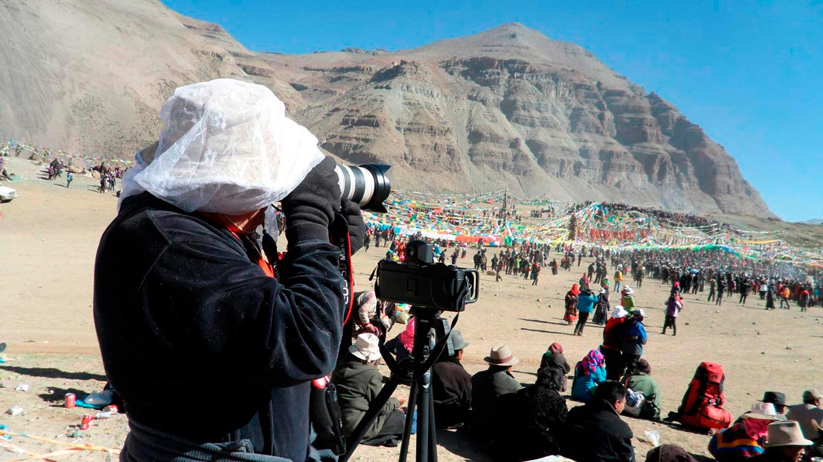 MELNIKOFF Дайджест. Сергей Мельникофф снимает панораму с тысячами 
паломников около горы Кайлас в Тибете для подарка Далай Ламе на 75-летие духовного лидера буддистского мира. Тибет, 2010 год.